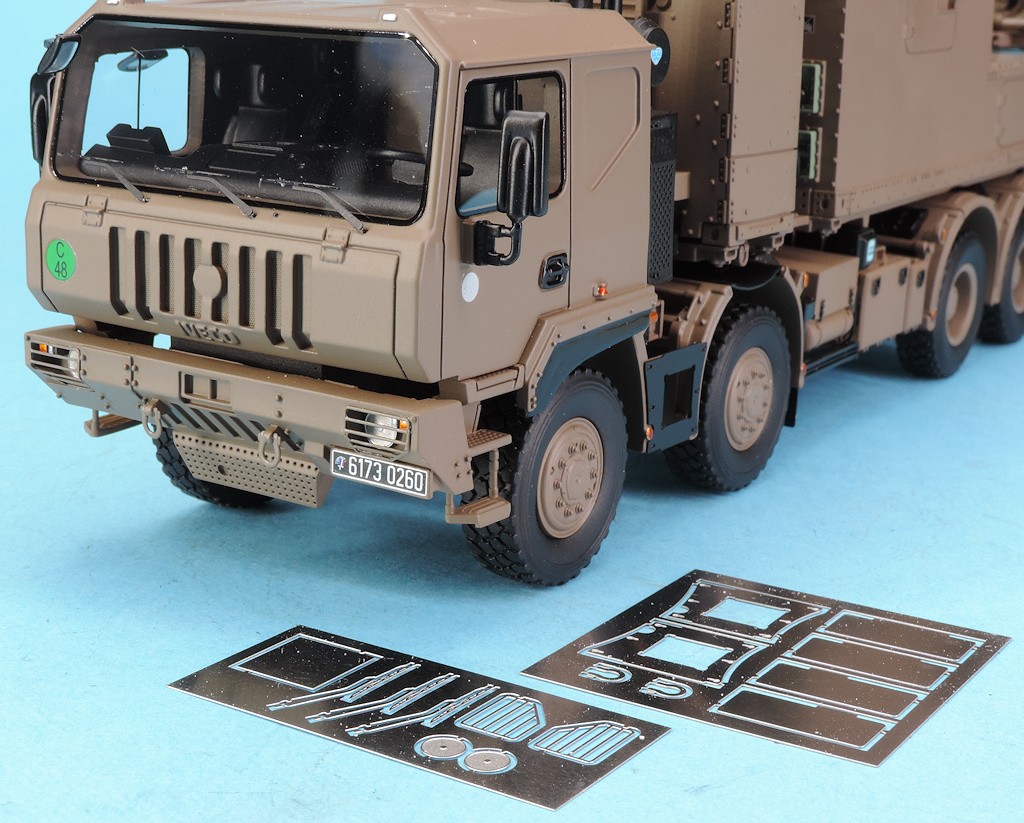 Détails techniques maquette industrielle métal photo-découpe haute précision