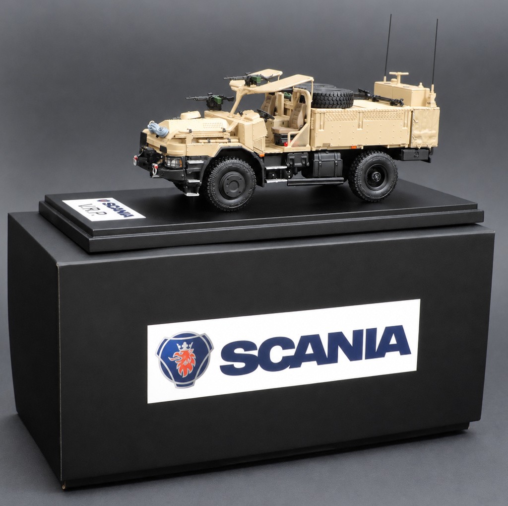 Maquette de Scania VRP sur socle noir, présentée sur son emballage personnalisé avec le logo Scania.